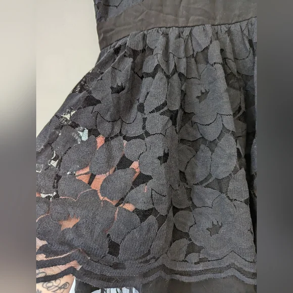 Floofy Floral Lace Dress - Picture 4 of 5